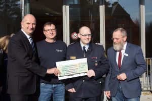 Brandschutzerziehungsteam Potsdam-Mittelmark, Dietmar Woidke, Wolfgang Blasig, Jens Heinze, Kreisjugendwart Axel Thiemann