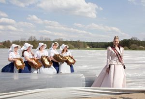 Spargekönigin mit Beelitzer Spargelfrauen