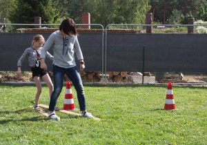 Waldolympiade: Doppelski mit Ball