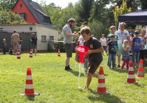 Waldolympiade: Wasser im Sieb tragen