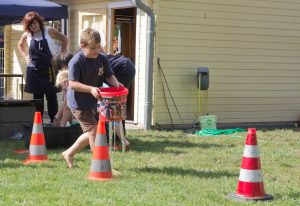 Waldolympiade: Wasser im Sieb tragen