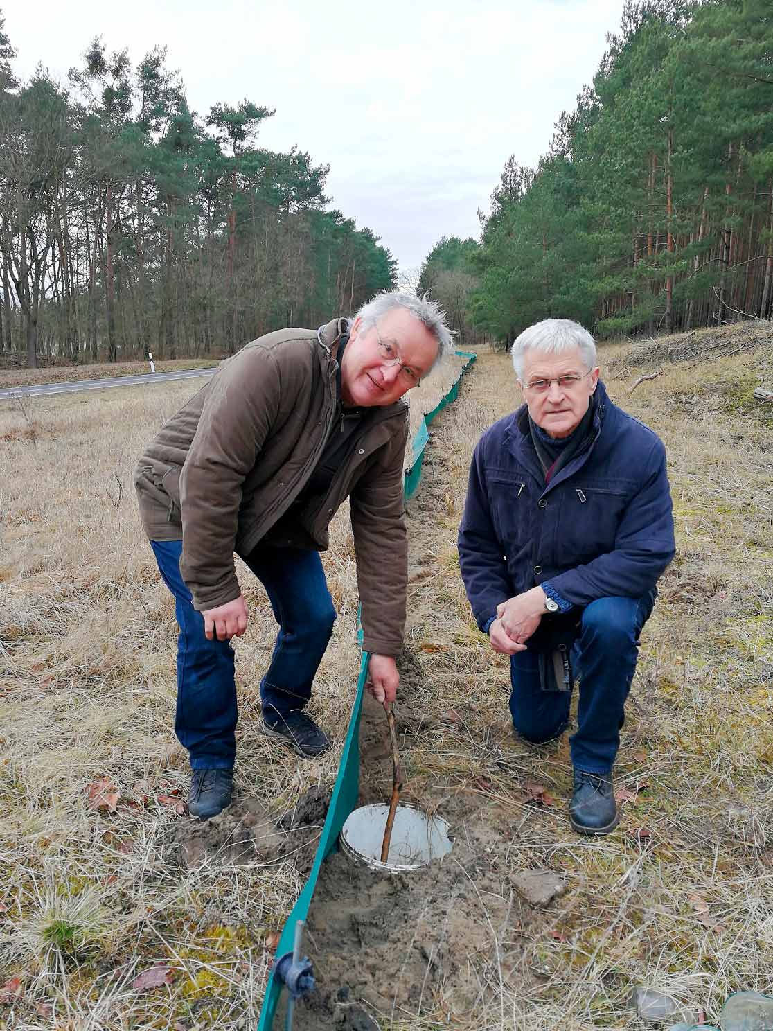 Ehrenamtler am Krötenzaun