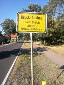 Ortsschild, Brück-Ausbau