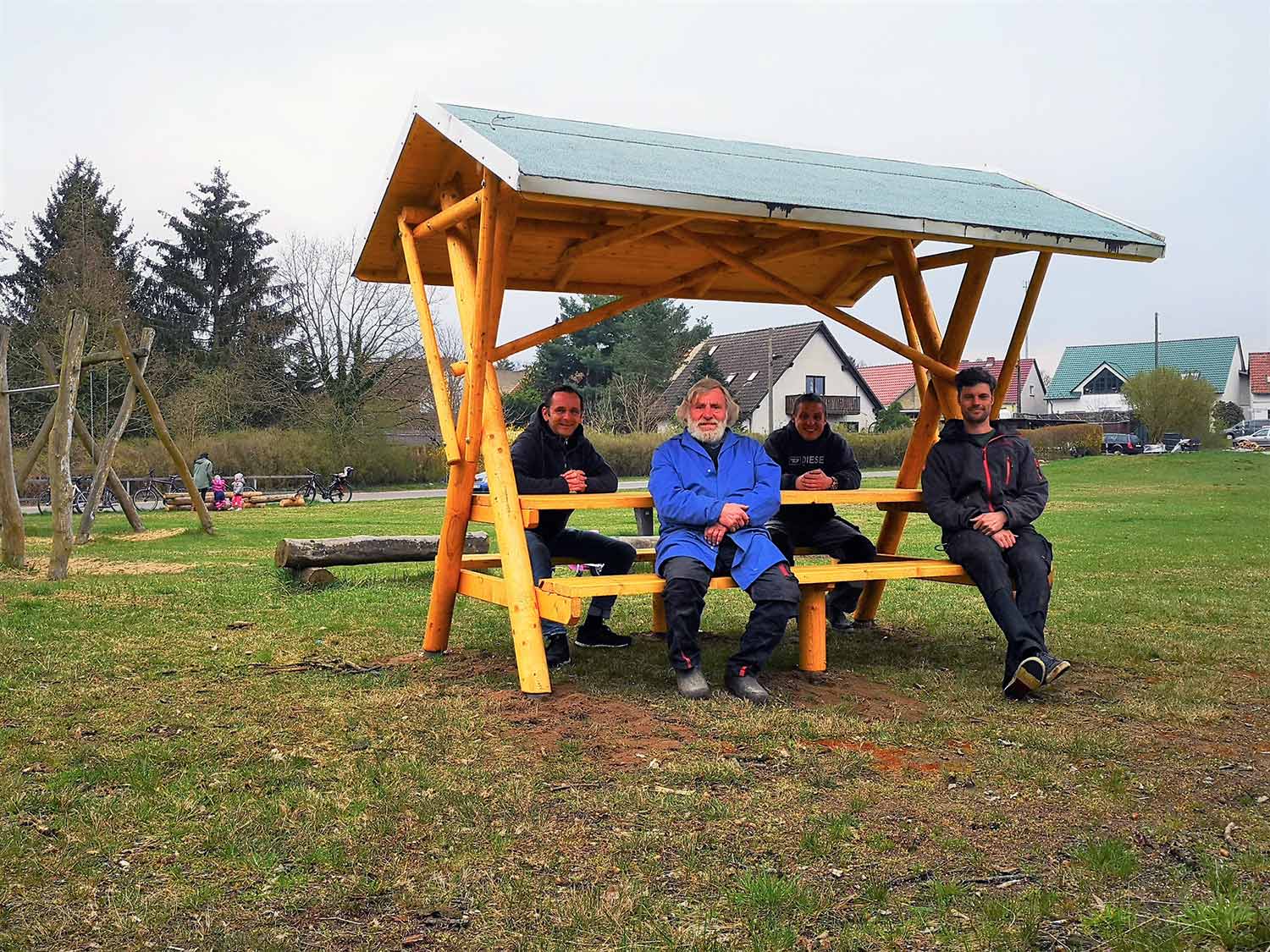 Sitzgelegenheit Trebitz, Amtsdirektor Marko Köhler, Feuerwehr-Altchef Günter Lichtler, Feuerwehr-Vereinsvorstand Marcus Lichtler, Bauleiter Marian Schulz