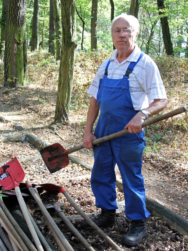 Siegfried Tangnatz mit dem Spaten in der Hand